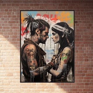 Puede incluir: Una ilustración en blanco y negro de una pareja con tatuajes, de pie uno junto al otro. El hombre tiene la cabeza rapada y la mujer tiene el pelo largo y oscuro. El fondo es una pared de graffiti colorida con las palabras "Silver Rules" y "Kever" escritas en ella.