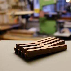 Jabonera hecha a mano de madera maciza.