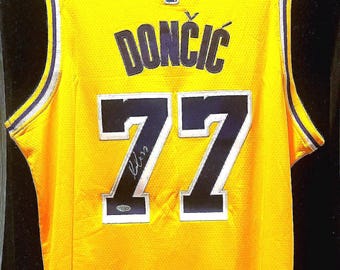 Luka Doncic firmó una camiseta de los LA Lakers con certificado de autenticidad.