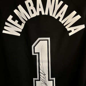 Victor Wenbamyamai signed San Antonio Spurs Jersey with COA