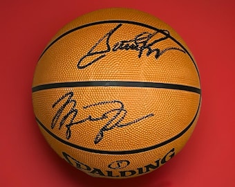 Michael Jordan i Scottie Pippen z autografami na piłce koszykarskiej z certyfikatem akredytacji