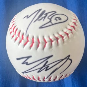 Shohei Ohtani et Mookie Betts ont dédicacé le baseball avec le COA