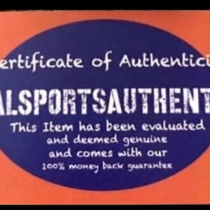 Może przedstawiać: Pomarańczowo-niebieski certyfikat z napisem "Certificate of Authenticity" i "TOTALSPORTSAUTHENTICS". Tekst potwierdza autentyczność przedmiotu i zawiera 100% gwarancję zwrotu pieniędzy.