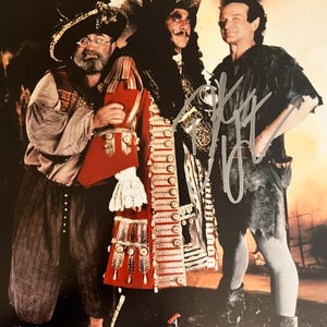Dustin Hoffman signed Hook Photo with COA