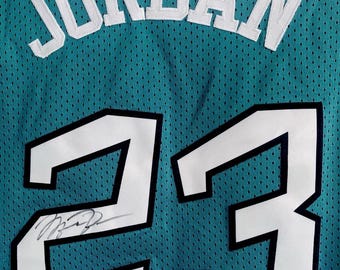 スコッティ・ピッペン直筆サイン入りシカゴ・ブルズ ジャージ #33、COA 