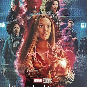 以下が含まれることがあります： マーベル・スタジオの「ワンダヴィジョン」のプロモーションポスター。複数のキャラクターが登場。ポスターは赤と紫を基調とし、下部に「ワンダヴィジョン」のタイトル。マーベル・スタジオのロゴも表示されています。