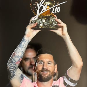 アンドレス・イニエスタ直筆サイン入りサッカーFCバルセロナ写真（鑑定