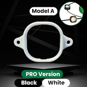 Puede incluir: Un marco blanco de forma cuadrada con esquinas redondeadas y dos agujeros a los lados. El texto "Model A" está encima del marco, y el texto "PRO Version" debajo. El marco se muestra sobre un fondo negro, con una pequeña imagen incrustada de dos luces.