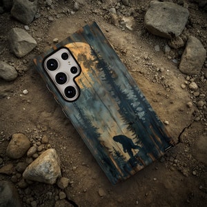 Rustikal Holz Sasquatch im Wald Handyhülle, Bigfoot Tough Case, Samsung Galaxy, iPhone, Pixel, S25