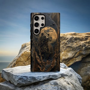 Könnte beinhalten: Eine schwarze Handyhülle mit Holzmaserung und einer Bärensilhouette, die vor einem Vollmond steht. Die Handyhülle hat einen Ausschnitt für eine Dreifach-Kamera.