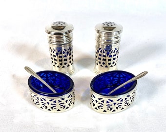 Set di 2 paia di saliera e pepiera in argento sterling con inserti in vetro blu cobalto / Set di sale e pepe Birks Art Déco Mini cucchiai d'argento