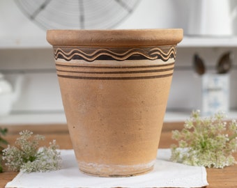 Vintage Handcrafted Clay Flower Pot: Stylish Earthenware Planter for Your Plants