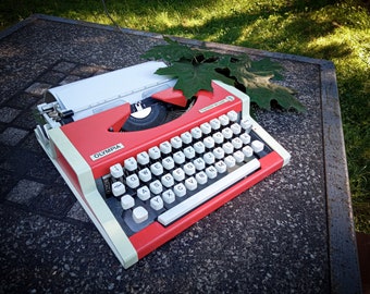 Portable Typewriter Olympia Traveller de Luxe - Vintage Qwertz Keyboard - German Alphabet - Working Typewriter with Case - Office Desk Decor