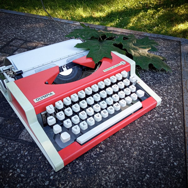 Portable Typewriter Olympia Traveller de Luxe - Vintage Qwertz Keyboard - German Alphabet - Working Typewriter with Case - Office Desk Decor