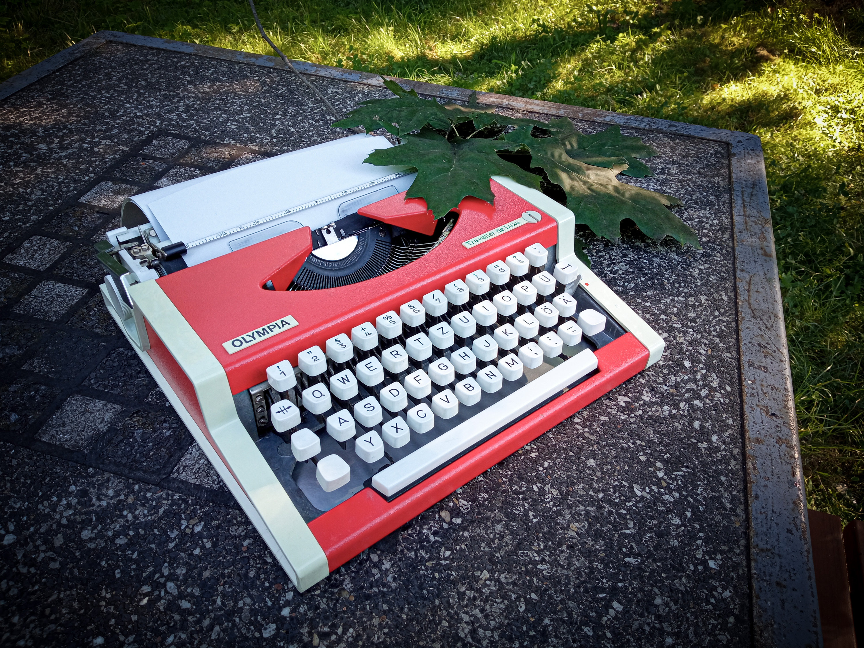Maplefield Manual Typewriter - Real Vintage Typewriter - Cute Desk Decor  for Home and Office - Easy Setup, Great Gift for Writers and Authors -  Great