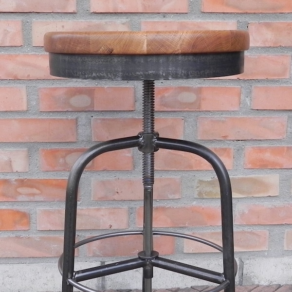 Tabouret avec hauteur d'assise réglable, structure en métal avec assise en chêne, fait main, style industriel