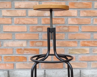 Tabouret avec hauteur d'assise réglable, structure en métal avec assise en chêne, fait main, style industriel, noir mat