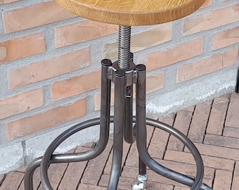 Tabouret avec hauteur d'assise réglable, structure en métal avec assise en chêne, fait main, style industriel, mobile, sur roulettes