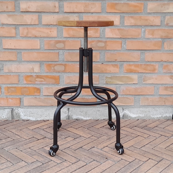 Taburete con asiento regulable en altura, móvil, con ruedas, estructura metálica con asiento de roble, hecho a mano, estilo industrial, negro mate
