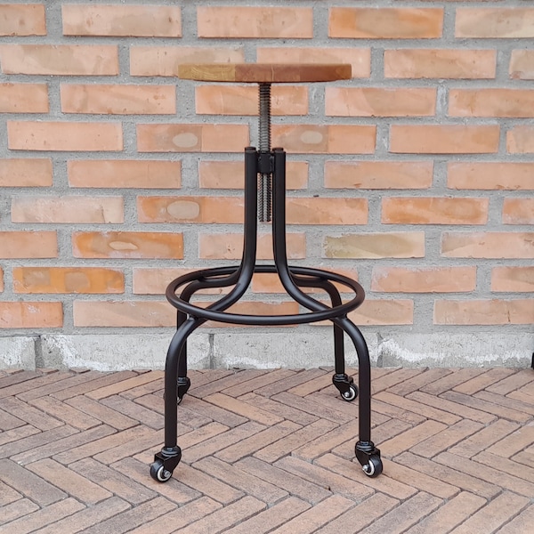 Tabouret avec hauteur d'assise réglable, mobile, sur roulettes, structure en métal avec assise en chêne, fait main, style industriel, noir mat