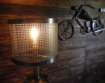 Lampe de chevet décorative de style industriel, fabrication, design original, trépied, abat-jour perforé