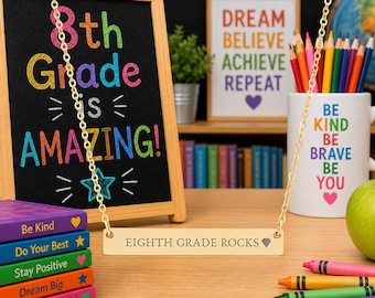 Achte Klasse Felsen gravierte Halskette für Studenten I Einzigartiges Geschenk für Lehrer, Studenten I Goldhalskette Back to School Geschenke Mittelschule