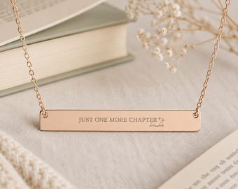 Buch-Liebhaber-Geschenk Gravierte Halskette für Leser I Einzigartiges Geschenk für Lehrer, graduierte, Studenten I Feminine Goldhalskette für Literatur-Liebhaber