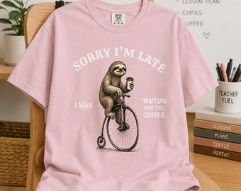 Faultier auf Fahrrad Lustiges Lehrer-T-Shirt | Entschuldigung, ich bin zu spät Slot Meme Shirt | Vintage Cottagecore Lehrer Humor Geschenk