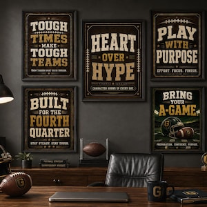 Può includere: Cinque poster da parete rettangolari con citazioni sportive motivazionali in tipografia dorata e bianca su sfondo marrone scuro. Le stampe includono frasi come Tough Times Make Tough Teams, Heart Over Hype, Play With Purpose, Built For The Fourth Quarter e Bring Your A-Game.