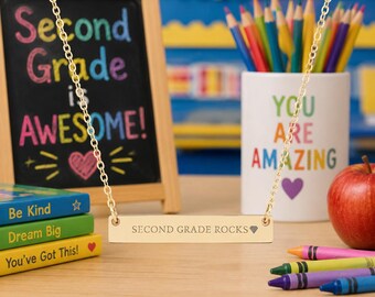 Zweite Klasse Rocks Gravierte Halskette für Studenten I Einzigartiges Geschenk für Lehrer, Studenten I Goldhalskette für Back to School Geschenke