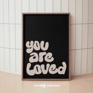 Póster de afirmación en negro, impresión "Eres amado", arte de pared inspirador en beige, póster con cita de amor divertida, decoración neutra para el hogar, regalo motivacional