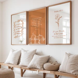 Può includere: Tre specchi incorniciati con cornici in legno. Gli specchi presentano citazioni e illustrazioni ispiratrici in una calda palette di colori neutri. Il testo include frasi come "Riuniamoci" e "Rendete grazie al Signore."