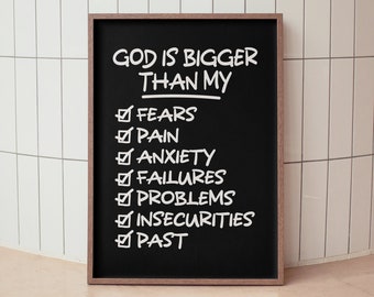 Può includere: Una lavagna nera con testo bianco che recita "GOD IS BIGGER THAN MY" con un elenco di controllo di elementi tra cui "FEARS", "PAIN", "ANXIETY", "FAILURES", "PROBLEMS", "INSECURITIES" e "PAST". La lavagna è incorniciata in legno e si trova su una superficie piastrellata bianca.