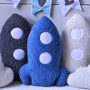 Almohada con forma de cohete - Decoración de habitación espacial / Almohada de astronauta / Almohada espacial para niños / Cojines espaciales / Decoración de cohetes / Cortinas de naves espaciales /
