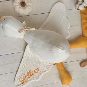 Handgemaakte gans met gepersonaliseerde naam op vleugel | Mousseline gans speelgoed | Cadeau kraamcadeau | Zachte gans | Slaapspeelgoed | Pluche gans| Gans voor baby