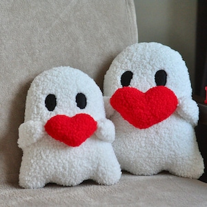 Fantasma de peluche con corazón - Lindo peluche / Regalo de Navidad / Regalo de amor gótico / Fantasma de peluche suave / Regalo de San Valentín / Regalo romántico /