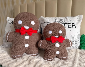 Pepparkaksgubbens julkudde - Juldekoration | Kakkudde | Mjuk julkudde | Pepparkaksdocka med fluga | Julklapp |