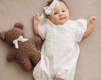 Minimalistisk nallebjörn Lovey – Baby Security Plus | Nyföddfotografering | Handgjord nallebjörn | Tröstelsak | Fotoleksak | Nyföddpresent |