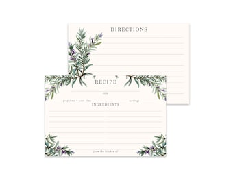Op de afbeelding: Een set van twee receptenkaarten met een groen en paars bloemenontwerp. De kaarten hebben lijnen om een ​​recepttitel, voorbereidingstijd, kooktijd, porties, ingrediënten en instructies op te schrijven. De tekst "from the kitchen of" staat onderaan de kaart gedrukt.