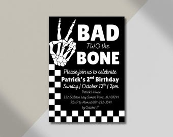 Puede incluir: Invitación de cumpleaños en blanco y negro con el texto "BAD TWO the BONE" y una mano de esqueleto haciendo el signo de la paz. La invitación incluye los detalles de la fiesta: 2º cumpleaños de Patrick, fecha, hora y dirección.