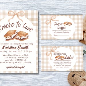 Könnte beinhalten: Ein Babyparty-Einladungsset mit einem karierten Muster in Beige und Weiß. Die Einladung enthält den Text "S'more to love" und Details für die Babyparty von Kristina Smith. Enthält eine Windel-Tombola und Karten für Buchwünsche.