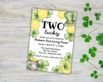 Pode incluir: Um convite com o tema do Dia de São Patrício com o texto "TWO lucky" e "Mason turning two!". O convite apresenta ilustrações de moedas de ouro, trevos, um chapéu de duende, um pote de ouro e uma ferradura. O convite está em um fundo branco.