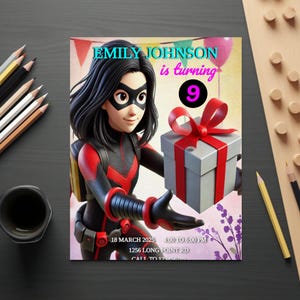 Modelo de convite de aniversário editável Violeta com Presente Incríveis