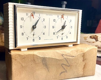 Jantar Soviet USSR Chess Clock - 1980s Vintage Mechanical Timer - Retro Wood & Metal - Collector's Item, Functional Game Timer