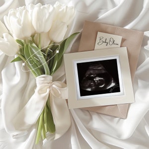 Neutral Pregnancy Announcement Digital, Minimalist Baby Announcement, Social Media Reveal Canva Editable Template, Simple With Rose Flowers