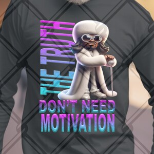 Puede incluir: Una camiseta negra de manga larga con un personaje de dibujos animados que lleva un abrigo de piel blanca y gafas de sol. El texto "THE TRUTH DON'T NEED MOTIVATION" está impreso en la camiseta.
