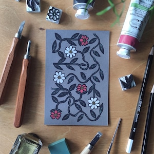 Cosmos - Impression de Linogravure et tampons - fleurs rouges et rose sur papier naturel gris - fait main - carte postale - wall art print