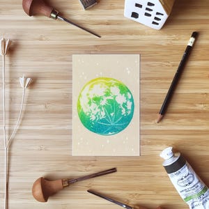 Lune multicolore et petites étoiles - Impression de Linogravure - fait main - format carte postale - art céleste - décoration positive