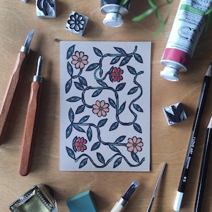 Incisione su linoleum artigianale “Cosmos” – Motivi floreali dipinti a mano, stampa in rilievo su carta eco-responsabile, edizione limitata – beige