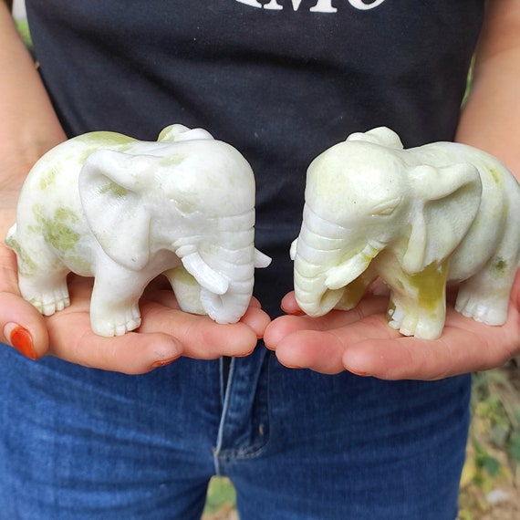 天然石ネフライト 彫刻置き物 ネフライト彫刻 玉石獅子台座付置物 翡翠